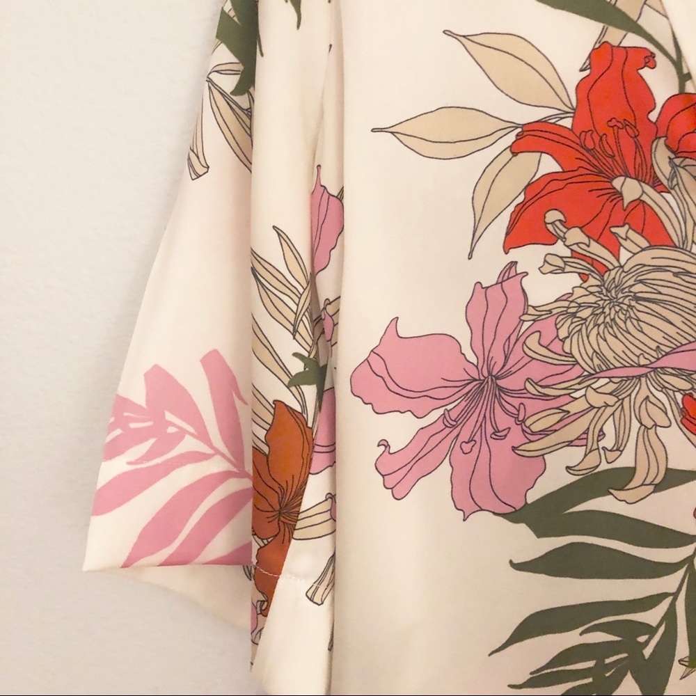 ❌SOLD!❌Zara Basic Floral Blouse - Picture 2 of 4